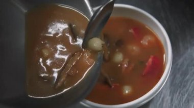 Asya çorbası hazırlanıyor. Yemek döküyorum. Şef, ahtapot karides mantarı servis ediyor. Baharatlı domates çorbası, kepçe kase..