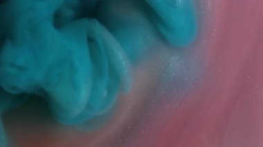 Işıl ışıl. Boya buharı. Soyut sanat arkaplanında hareket eden sönük mavi pembe renkli ruhani sisli su akışı dumanı.