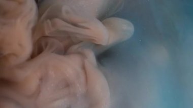 Köpüklü sıvı. Soyut mürekkep. Odaklanmamış mavi bronz rengi dumanı ruhani dokusu yaratıcı arkaplanda hareket eden kimyasal sıvıyı harmanlıyor.