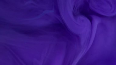 Akrilik sıvı. Mürekkep at. Odaklanmamış mor renkli bulut dokusu suyun içinde kimyasal sıvı sanat arka planında akıyor..