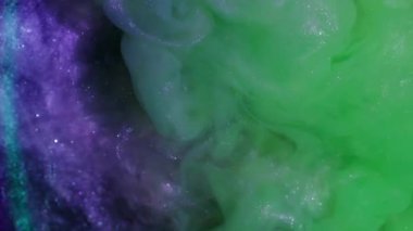 Buhar karışımı. Arkaplanı boya. Söndürülmüş sarı neon rengi duman, su altı parıltısı, parlak soyutlama üzerine yayılan sıvı..