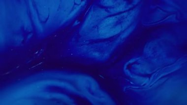 Mavi sıçrama. Sıvı doku. Bulanık renkli su tanecikleri soyut akrilik yaratıcı sanat arka planına yayılıyor.