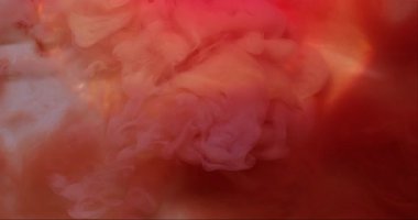 Buhar bulutu. Hipnoz sıvısı. Turuncu şeftali kırmızısı puf kıvrımlı, soyut mürekkep suyu karışımı. Renk bulanıklığı dalgası, parlak sis arkaplanını sıçratır.