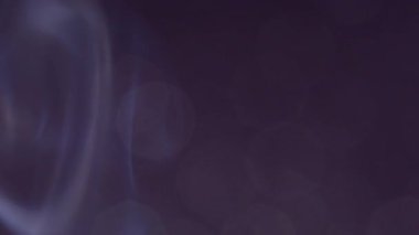 Mürekkep dumanı. Duman akışı. Soyut koyu siyah akrilik soyutlama üzerinde uçan mavi neon rengi buhar suyu dokusu yuvarlak pigment.