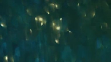 Kıvılcımlar. Bulanık altın parçacık. Modern Bokeh Işığı soyut arka planında yüzen çok renkli kaleydoskop parçacıkları.