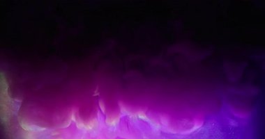 Parlak mürekkep. Odaklanamayan akış. Pembe mor menekşe patlama dalgası bulanık renk karışımı. Neon parıltısı siyah su arka planında yayılıyor.