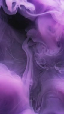 Dikey video. Mürekkep buharı. Duman karışımı. Mor mor sıvı pigment. Renk karışımı. Soyut siyah arkaplan. Su sisi dokusu girdap bulanıklığı akışı.