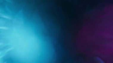 Işıl ışıl. Bokeh çemberi. Odaklanmamış mavi, mor, renkli, parlak, altın floresan mercek, soyut, neon, bulanık arka planda hareket ediyor..