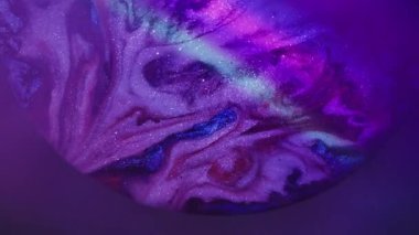 Boya damlası. Parlak damlacıklar. Odaklanmamış mor mavi renkli mürekkep çizgileri soyut neon arka planda yüzen parlak yuvarlak gökkuşağı dokusu.