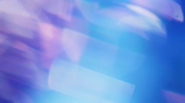 Görüntü kıvılcımları. Bokeh parçacıkları. Odaklanamayan soyut çok renkli pırıltı, yanıp sönen mercek, mavi arkaplanda sızan ışık parıltısı..