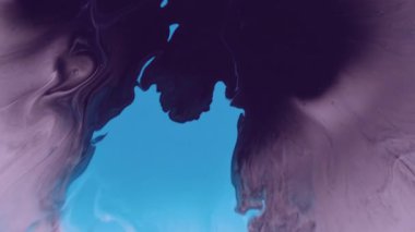 Sıçrama sanatı. Renk sıvısı. Odaklanamayan mavi köpüklü su karışımı soyut arkaplanda koyu siyah beyaz doku hareketi sıçratır.