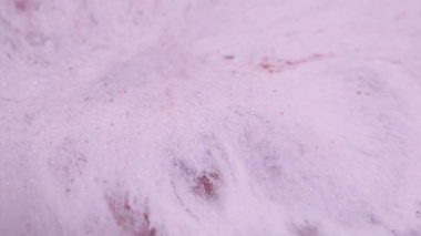 Işıl ışıl dökülüyor. Mürekkep karışımı. Odaklanmamış siyah altın sarısı turuncu renk ışıltılı doku akrilik sıvı akış soyut sanat arka planı.