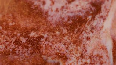 Parlak boya dökülmüş. Parıldayan sıvı dalga. Odaklanmamış turuncu beyaz renk parıldayan akrilik doku akışı soyut sanat arkaplanı.