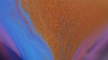 Boya akışı. Dökül bakalım. Odaksız sarı pembe renk sıçrama mürekkep altın ışıltılı parçacıklar soyut Bokeh neon arkaplan üzerine yayılıyor.