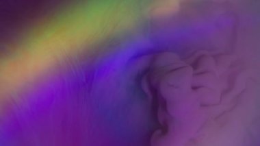Su altı mürekkebi. Dalga sanatı. Bulanık mor eflatun neon renkli parlak desenli sis sıvısı soyut yaratıcı ışık arka planında yüzüyor..