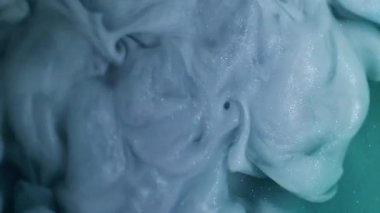 Sıçrama boyası. Mürekkep suyu. Odaklanmamış yeşil renk buharı kimyasal madde sıvı sis dalgası soyut sanat arka planında yüzüyor.