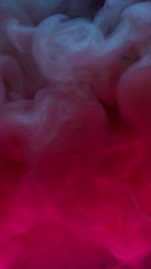 Dikey video. Boya patlaması. Sis girdabı. Pembe gri pigment şekilli sualtı dalgası. Parlayan neon çözünmüş sanat soyut su arkaplanı.