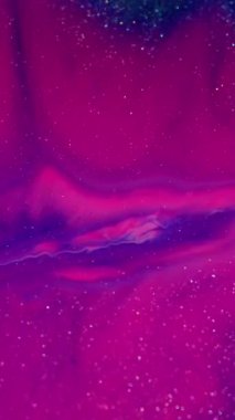 Dikey video. Parıltı dökülüyor. Neon boya. Mor renkli leke, mor parlak toz bulutu yüzeyinde kayboluyor. Parlak pigment karışık soyut arkaplan.