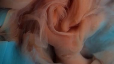 Duman parçacıkları. Boya karışımı. Odaklanmamış mercan kırmızısı renk su dokusu kimyasal buhar akrilik sıvı soyut sanat arka planında yüzüyor.