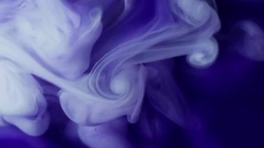 Boya sıçraması. Sis dalgası. Soyut arkaplanda yüzen mavi beyaz mor renk parçacıkları kimyasal akrilik madde.