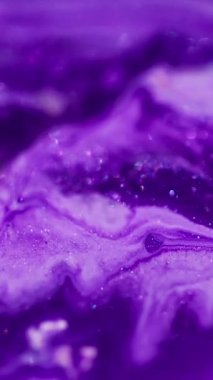 Dikey video. Bokeh sanatı. Mermer soyutlaması. Bulanık, mor, beyaz, renkli, parlak, parlak, diş minesi desenli, suda yüzen arka planda boya..