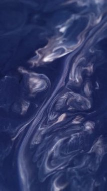 Dikey video. Dalgalanma arka planı. Mermer sıçraması. Sanatsal akrilik soyutlama üzerinde karıştırılmış mavi, beyaz, renkli, kimyasal, diş minesi, su karışımı..