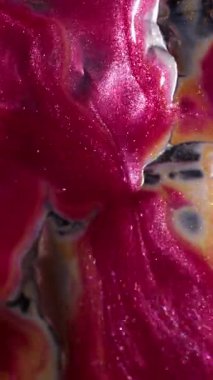 Dikey video. Parlak sanat. Mermer sıvısı. Su kimyasal akış sıvısındaki bulanık sarı pembe mürekkep soyut sanat arkaplanına dökülüyor..
