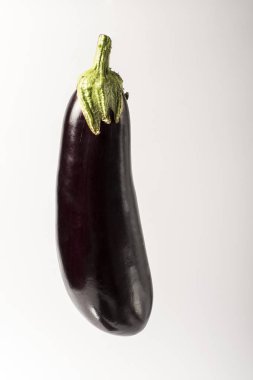 İzole patlıcan. Bir taze patlıcan ile kök üzerinde izole beyaz arka plan