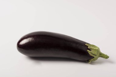 İzole patlıcan. Bir taze patlıcan ile kök üzerinde izole beyaz arka plan