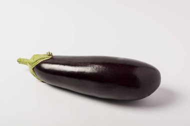 İzole patlıcan. Bir taze patlıcan ile kök üzerinde izole beyaz arka plan