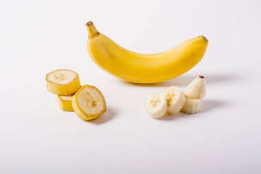 Beyaz arkaplanda izole edilmiş muz dilimi