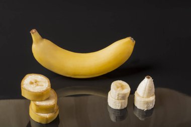 Beyaz arkaplanda izole edilmiş muz dilimi