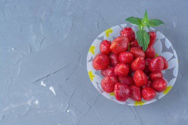 tatlı olarak tatil masada lezzetli olgun sulu tatlı çilek