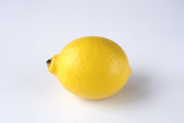 limon ve bir dilim limon beyaz bir arka plan üzerinde izole etmek