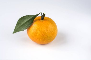 Olgun mandalina yakın çekim yaprak beyaz bir arka plan ile. Mandalina beyaz bir arka plan üzerinde yaprakları ile.