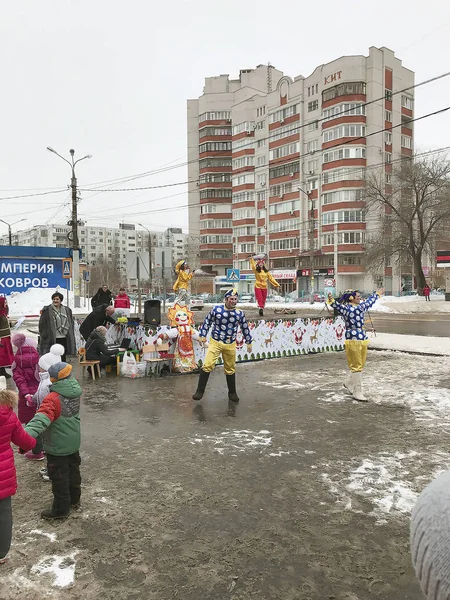 Voronej. Russia.05.03.2019.Festival kış teller. Skomorokhi çocuklar eğleniyor. Yazı işleri