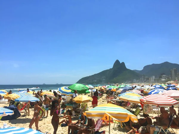 Rio Janeiro Brazílie 2018 Pobřeží Oceánu Pláž Lidé Jsou Spočívající — Stock fotografie