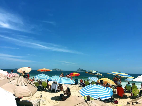 Rio de Janeiro. Brezilya. 18/01 / 2018. Okyanus kıyısında. Plaj. İnsanlar okyanus kıyısında dinlenme.