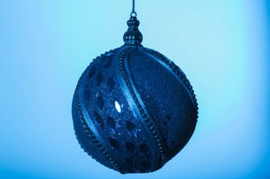 Noel topları farklı arka planlar üzerinde