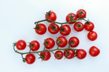 Beyaz arka planda domatesler vişne