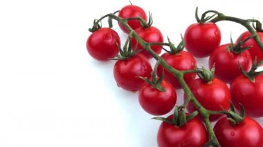 Beyaz arka planda domatesler vişne