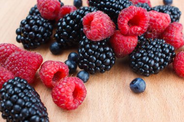 Beyaz arka plan makro fotoğrafında böğürtlen.