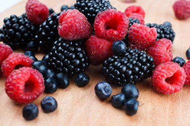 Beyaz arka plan makro fotoğrafında böğürtlen.