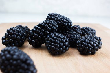 Beyaz arka plan makro fotoğrafında böğürtlen.