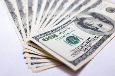 Beyaz arka planda 100 dolarlık banknotlar