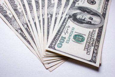 Beyaz arka planda 100 dolarlık banknotlar