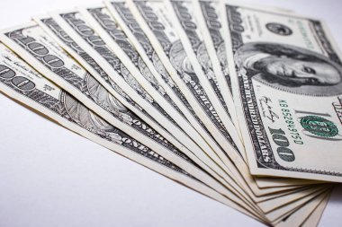 Beyaz arka planda 100 dolarlık banknotlar