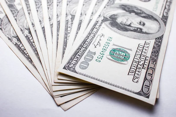 Beyaz Arka Planda 100 Dolarlık Banknotlar — Stok fotoğraf