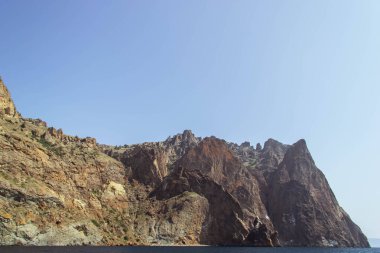 Mavi gökyüzü ve bulutlu dağ manzarası