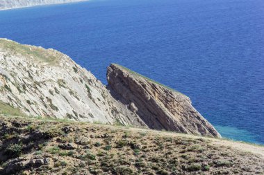 Mavi gökyüzü ve bulutlu dağ manzarası